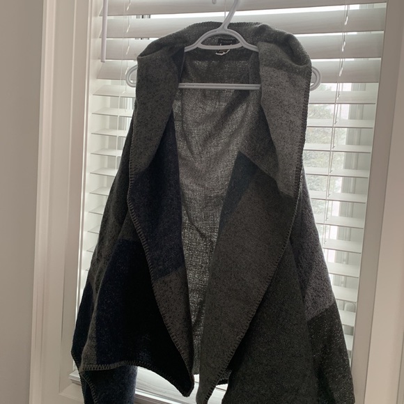 Sleeveless sweater throw! - Picture 5 of 8